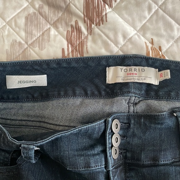 Jegging Bermuda High Rise Short - Picture 2 of 3